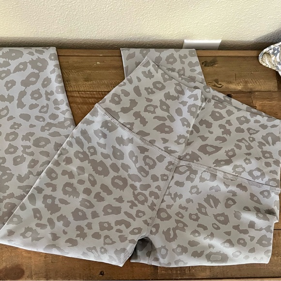 EUC Beyond Yoga Leopord Yoga Pants Size Small - Picture 11 of 16